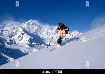 Skifahrer auf der Piste mit Peak Bergkulisse im Bereich Chamonix Frankreich Stockfoto