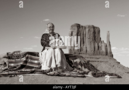 Schwarzen & weiße Bild von Navajo ältere Frau in traditioneller Kleidung im Monument Valley Stockfoto