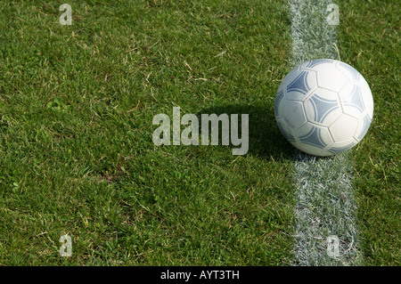 Ball auf weiße Linie liegen Stockfoto