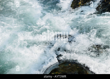 Schnell fließenden Gebirgsbach Rauschen über die Felsen in der Nähe von Fischbachau, Bayern, Deutschland Stockfoto