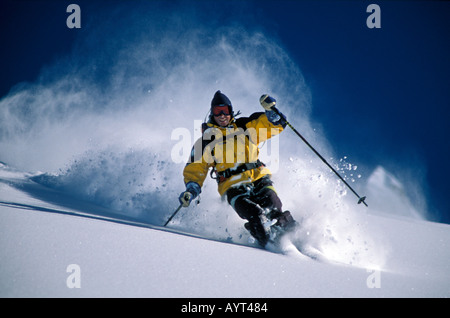 Männlichen Skifahrer auf der Piste, schwelgen in den frischen Pulverschnee und perfekte Bedingungen Stockfoto