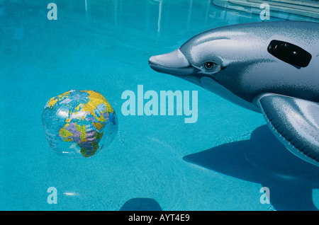 Aufblasbare Spielzeuge im Schwimmbad, Captiva Island, Florida, USA Stockfoto