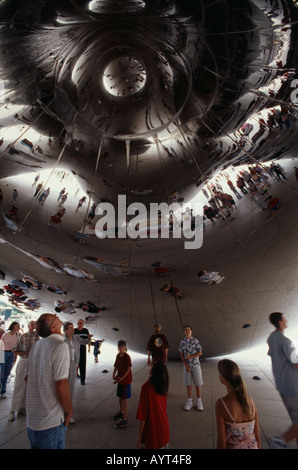 Cloud Gate Skulptur auf SBC Plaza im Millennium Park, Chicago, Illinois, USA Stockfoto