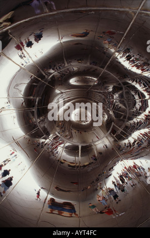 Cloud Gate Skulptur auf SBC Plaza im Millennium Park, Chicago, Illinois, USA Stockfoto