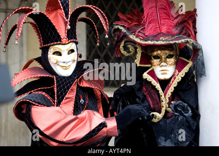 Harlekin (Hofnarr) Kostüm und elegante Dame, Carnevale di Venezia, Karneval in Venedig, Italien Stockfoto