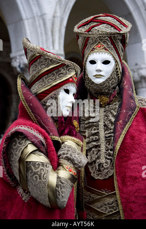 Zwei rote Kostüme und Masken, Carnevale di Venezia, Karneval in Venedig, Italien Stockfoto