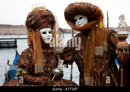 Zwei braune Kostüme und Masken, Carnevale di Venezia, Karneval in Venedig, Italien Stockfoto