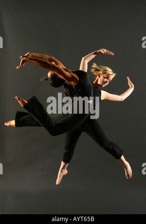 Tanz sprung Studentin erstaunliche zusammen Herausforderung erreichen Bildung dynamische schwarzer Hintergrund Stockfoto