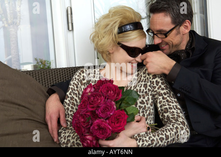 Paar sitzen nebeneinander, Mann Frau Nase berühren Stockfoto