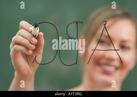 Frau ist auf einem Glas-Board schreiben. Stockfoto