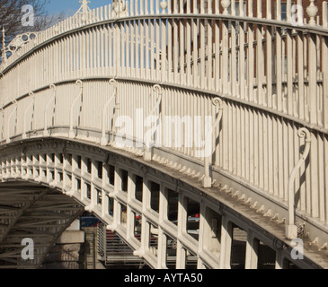 Ha'Penny Bridge, auch bekannt als Penny Ha'Penny Bridge und Liffey Bridge, River Liffey, Dublin, Irland Stockfoto