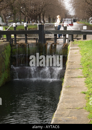 Die Schleuse des Canal Grande führt zwischen Wilton Terrace und Mespil Road in der Nähe der Baggot Street Bridge, Dublin, Irland Stockfoto