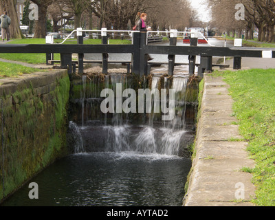 Die Schleuse des Canal Grande führt zwischen Wilton Terrace und Mespil Road in der Nähe der Baggot Street Bridge, Dublin, Irland Stockfoto