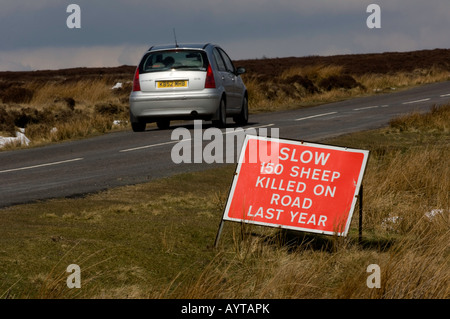 Warnzeichen auf einer Straße über die North Yorkshire Moors Warnung Autofahrer über Schafe wandern nicht eingezäunt Road Stockfoto