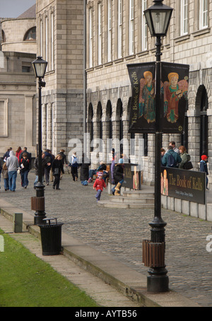 Tourist Besuch des Book of Kells, The Long Room, The Library of Trinity College, Dublin, Irland Stockfoto