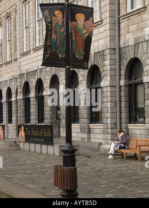 Tourist Besuch des Book of Kells, The Long Room, The Library of Trinity College, Dublin, Irland Stockfoto