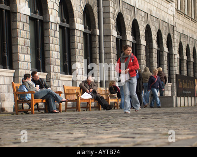 Tourist Besuch des Book of Kells, The Long Room, The Library of Trinity College, Dublin, Irland Stockfoto