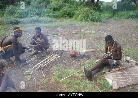 Afrika Tansania Lake Eyasi Hadza Männer bereitet die Pfeile vor einem Jagdausflug kleinen Stamm der Jäger und Sammler Stockfoto