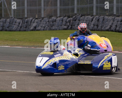 Suzuki Motorrad und Beiwagen auf Wirral 100 Motor Club-Rennen Treffen am Oulton Park Motor Racing Circuit Cheshire England Stockfoto