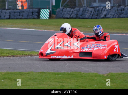 Motorrad und Beiwagen auf Wirral 100 Motor Club-Rennen Treffen am Oulton Park Motor Racing Circuit Cheshire England Stockfoto