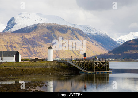 Corpach Leuchtturm Meer Loch Boote & Dorf Hafen, Hafenbecken, Nordufer des Loch Linnhe am Eingang Caledonian Canal & Ben Nevis, Schottland Großbritannien Stockfoto