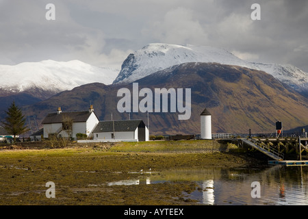 Corpach Leuchtturm Meer Loch Boote & Dorf Hafen, Hafenbecken, Nordufer des Loch Linnhe am Eingang Caledonian Canal & Ben Nevis, Schottland Großbritannien Stockfoto