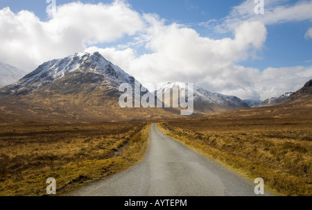 Frühlingslandschaften auf der A82 Road und Buachaille Etive Mor in Glencoe. Die Berge von Glen Coe im Lochaber-Gebiet der schottischen Highlands Schottland, Großbritannien Stockfoto