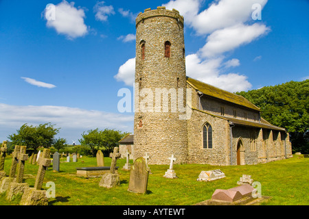 Historischen sächsischen runden Turm-Kirche an der Burnham Norton Norfolk in England mit Churchurchyard und Windmühle in Ferne Stockfoto