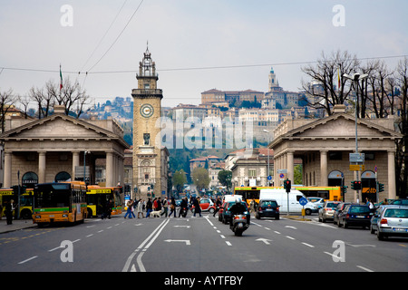 Piazza Vittorio Veneto Città Bassa Bergamo Bergamo Alto im Hintergrund Lombardei Italien Stockfoto