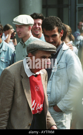 Mann mit einer Zigarette in seinem Ohr während Grimassen außerhalb des Centre Pompidou in Paris 1993 Stockfoto