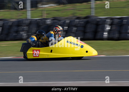 Suzuki Motorrad und Beiwagen auf Wirral 100 Motor Club-Rennen Treffen am Oulton Park Motor Racing Circuit Cheshire England Stockfoto