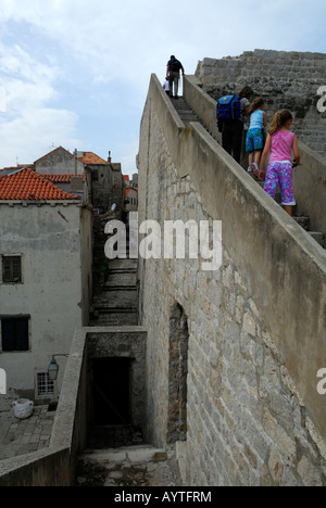 Frau und zwei Kindern, die Treppenstufen auf Mauern der Altstadt Dubrovnik Kroatien Stockfoto
