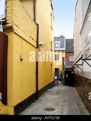 Eine schmale Seehafen-Gasse, mit hellen Farben von Holzbauten. Stockfoto