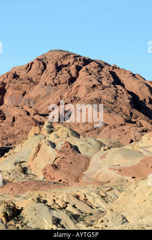 Feuer, Canyon und Silica Kuppel Felsformation im Valley of Fire State Park in Nevada Stockfoto