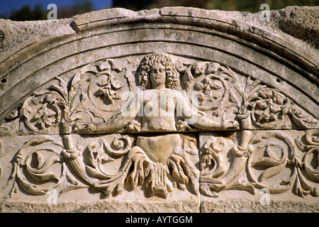 Türkei, Ephesus, Hadrianstempel, Medusa Bas Relief aus nächster Nähe Stockfoto