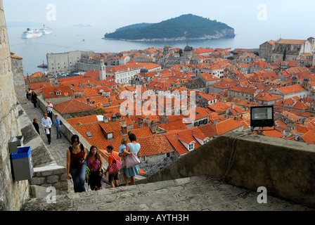 Erhöhten Blick auf Dubrovnik Altstadt und Hafen mit Menschen Minceta Kletterturm im Vordergrund. Dubrovnik, Kroatien Stockfoto