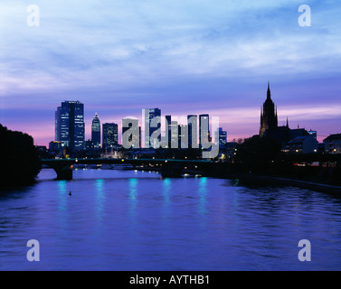 Mainpromenade, Panoramaaufnahme der Skyline Bankenviertel Mit Messeturm, Paulskirche Und Frankfurter Dom Bei Nacht, Frankfurt Am Main, Hessen Stockfoto