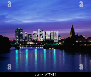 Mainpromenade Bei Nacht, Panoramaaufnahme der Skyline Bankenviertel Mit Messeturm, Dom, Paulskirche, Frankfurt Am Main, Hessen Stockfoto