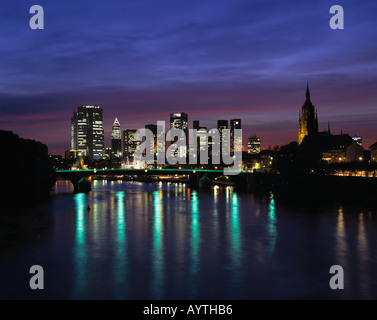 Mainpromenade Bei Nacht, Panoramaaufnahme der Skyline Bankenviertel Mit Messeturm, Dom, Paulskirche, Frankfurt Am Main, Hessen Stockfoto