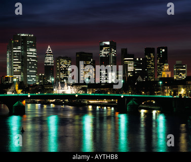 Mainpromenade, Panoramaaufnahme der Skyline Bankenviertel Mit Messeturm Und Paulskirche Bei Nacht, Frankfurt Am Main, Hessen Stockfoto