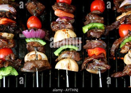 Draufsicht der Grill sticks mit Fleisch und Gemüse Stockfoto
