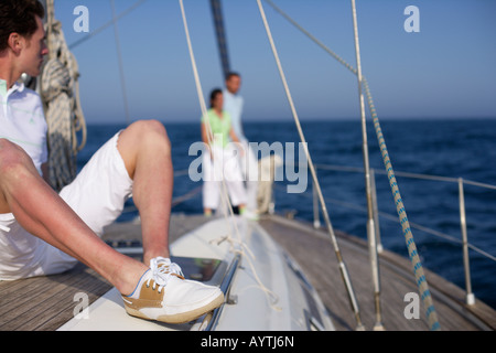Mann sitzt auf einem Boot Stockfoto