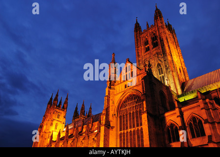 Die Kathedrale von Canterbury in der Nacht beleuchtet. Canterbury, Kent, England. Niedrigen Winkel Ansicht. Stockfoto