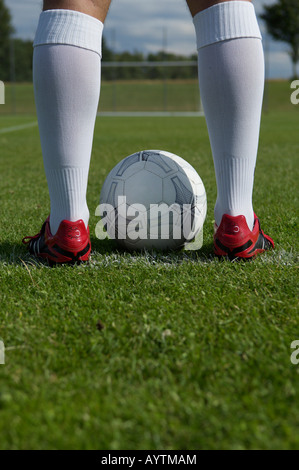 Ball zwischen Kicker der Füße Stockfoto