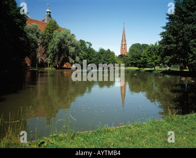 Direktgespräche Mit Schloss Und Kirche ein Einem Teich, Winsen, Luhe, Niedersachsen Stockfoto