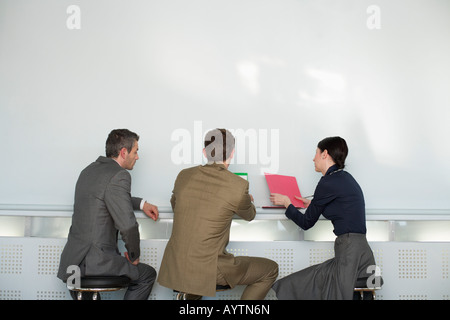 Drei Unternehmer mit einem Treffen Stockfoto