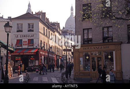 PARIS, FRANKREICH. Montmartre Straßenszene an einem Frühlingsmorgen. 2005. Stockfoto