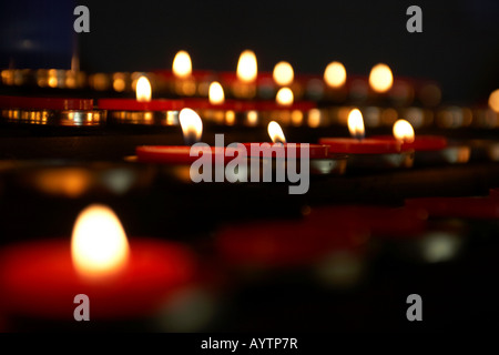 Reihe von kleinen Kerzen als Opfergaben in einer Kirche Stockfoto