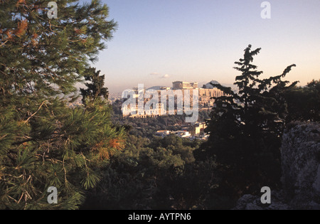 ATHEN, GRIECHENLAND. Ein Winter-Blick auf die Akropolis und den Parthenon vom Philopappos-Hügel. Stockfoto