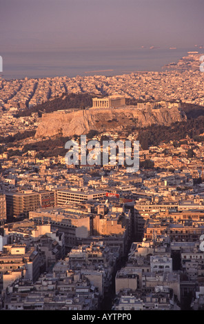 ATHEN, GRIECHENLAND. Ein Sonnenaufgang Blick auf die Stadt und die Akropolis von der Spitze des Lycabettus-Hügel. Stockfoto